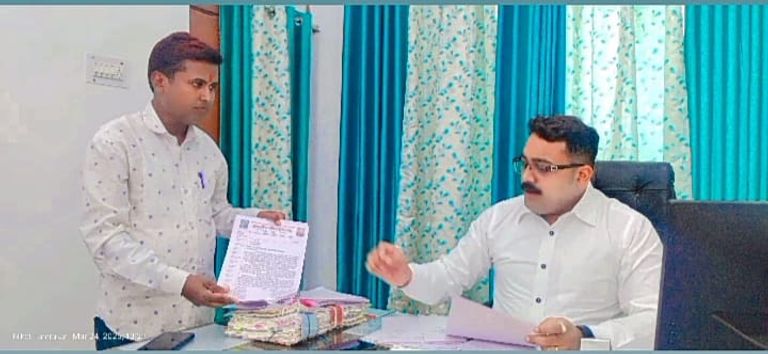 सेन जंयती पर राष्ट्रीय अवकाश घोषित करने संतोष उमरे ने धमधा एस डी एम को प्रधानमंत्री के नाम सौंपा ज्ञापन