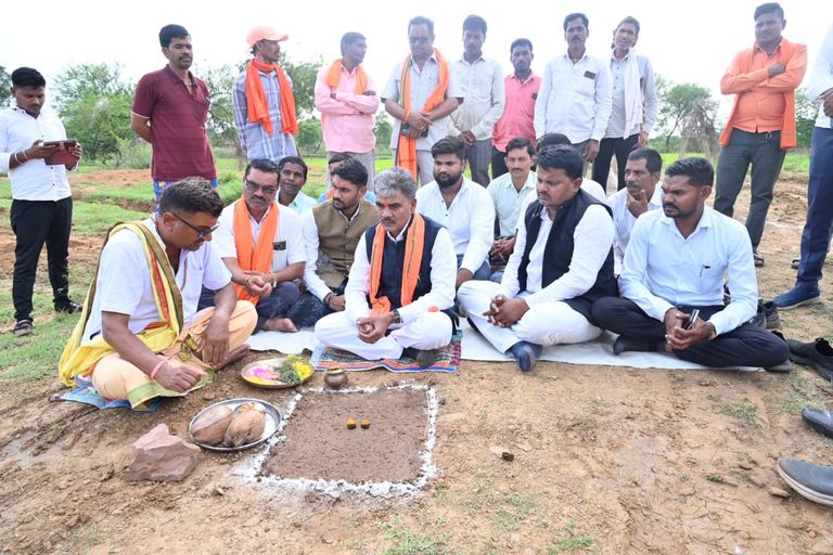 ग्राम बिरनपुर में जल जीवन मिशन अंतर्गत पानी टंकी निर्माण कार्य का भूमि पूजन, विधायक ईश्वर साहू रहे मुख्य अतिथि
