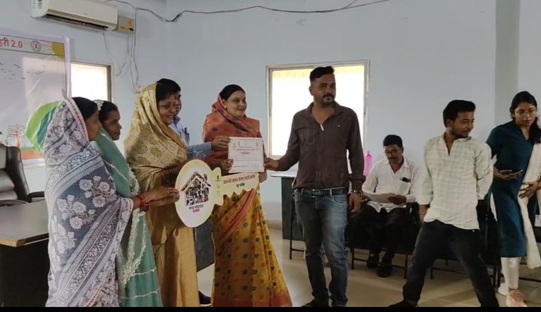 धमधा नगर पंचायत अध्यक्ष श्वेता प्रशांत अग्रवाल ने आवास योजना के लाभार्थियों को सौंपी चाबी