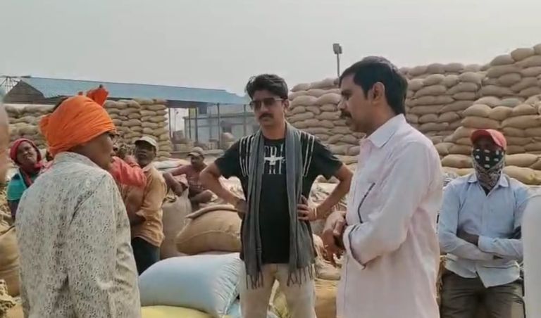 कांग्रेस की निगरानी समिति ने किया धान खरीदी केंद्र का निरीक्षण, किसानों की तीन बड़ी समस्याएँ सामने