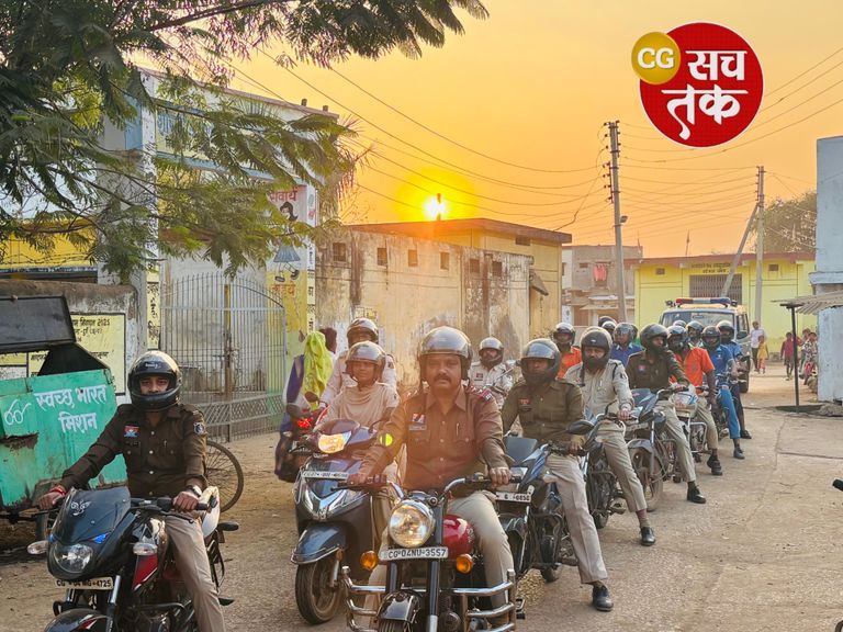 सड़क सुरक्षा माह : धमधा पुलिस टीम ने बाइक रैली निकालकर सेफ ड्राइविंग का दिया संदेश, ट्रैफिक रूल फॉलो करने की अपील