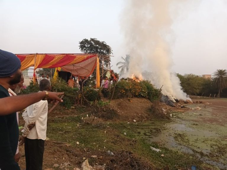 दनिया गांव में कथा स्थल के पास रखे पैरावट में लगी आग, दमकल टीम की तत्परता से टला बड़ा हादसा