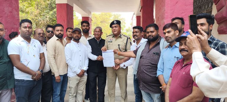 हेलमेट विवाद से बढ़ा सियासी पारा, यातायात प्रभारी के समर्थन में उतरा साहू समाज