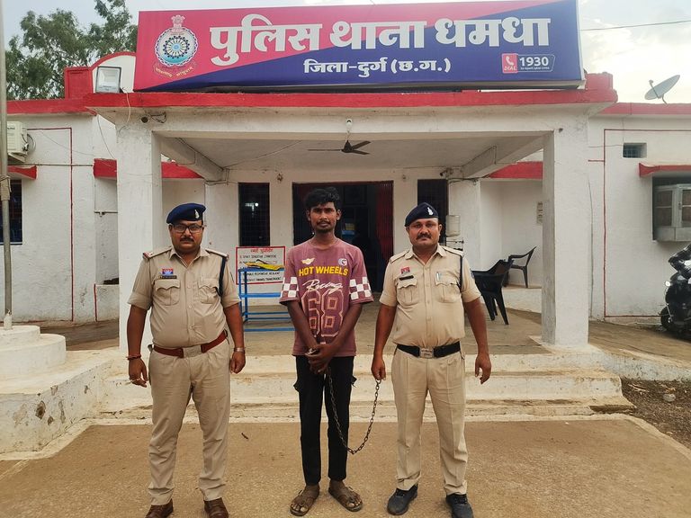 धमधा में पशु तस्करी का भंडाफोड़: कत्लखाने ले जाए जा रहे 5 मवेशी बरामद, तस्कर गिरफ्तार`