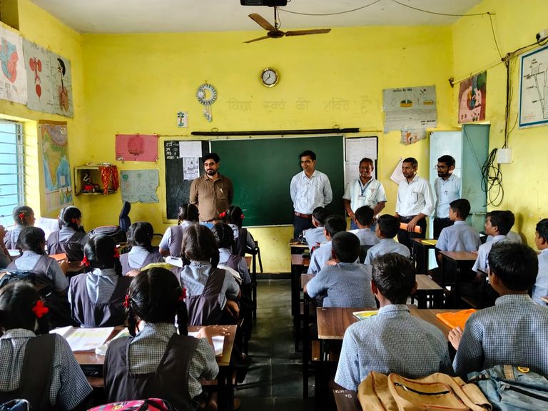 धमधा BEO एवं टीम का क्षेत्र के शासकीय शालाओं में सघन निरीक्षण