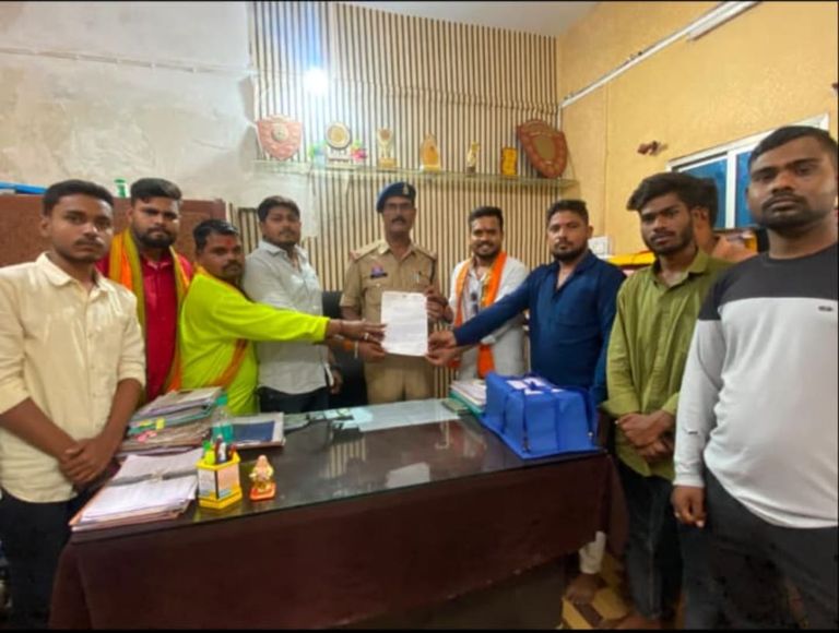 जेवरा-सिरसा पुलिस चौकी में सौंपा ज्ञापन: अवैध शराब और देर रात तक ढाबों के संचालन की शिकायत
