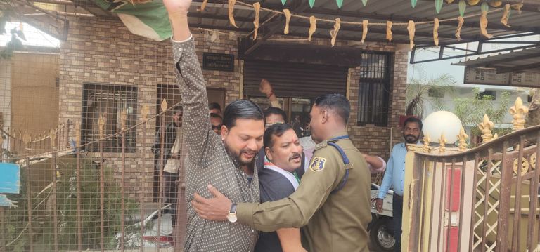 खैरागढ़ में लोकतांत्रिक आवाज़ दबाने का आरोप : कांग्रेस नेताओं की नजरबंदी पर भड़का विरोध