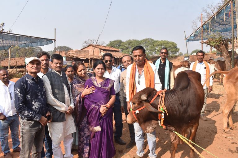 साल्हेवारा के समनापुर में जिला स्तरीय पशुधन प्रदर्शनी व मेला आयोजित, पशुपालकों को आधुनिक तकनीक अपनाने की प्रेरणा
