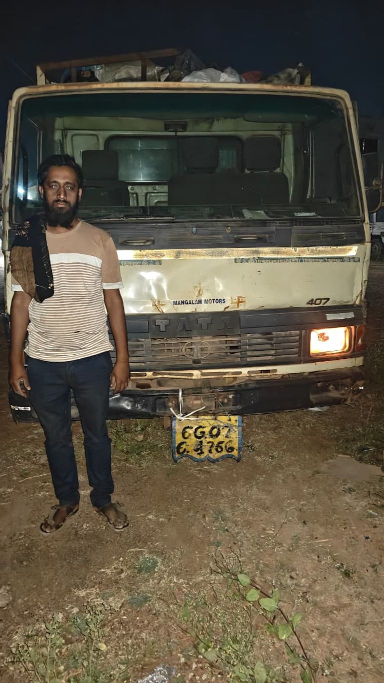 खैरागढ़ पुलिस की कार्रवाई: अवैध कबाड़ी कारोबार पर रेड, कबाड़ व मेटाडोर जब्त
