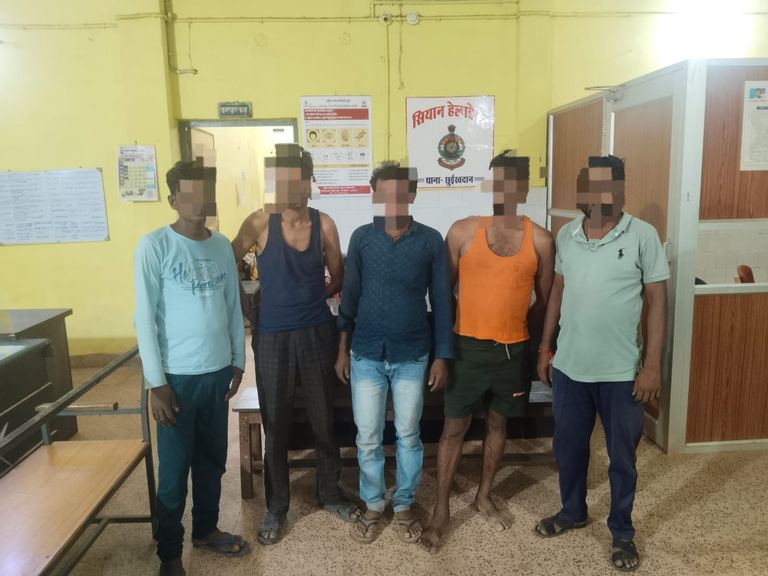 छुईखदान पुलिस की जुआरियों पर कार्रवाई, 5 आरोपी गिरफ्तार