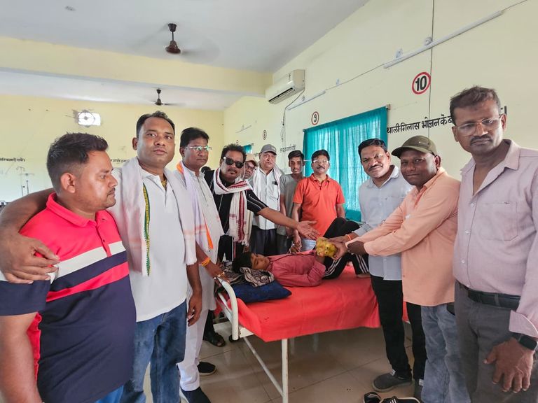 राहुल गांधी के जन्मदिन पर कांग्रेस ने जिला अस्पताल में बांटे फल, मरीजों का जाना हालचाल