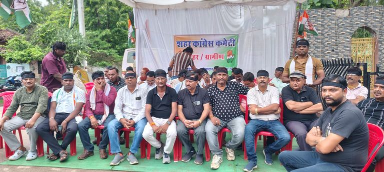 दिल्ली में प्रदर्शन के विरोध में खैरागढ़ में कांग्रेस का मौन सत्याग्रह, केंद्र सरकार के खिलाफ जताया विरोध