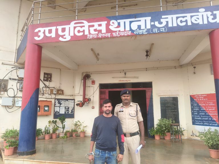 खैरागढ़: शराब के नशे में सड़क पर हंगामा और मारपीट की कोशिश, पुलिस ने आरोपी को गिरफ्तार कर भेजा जेल