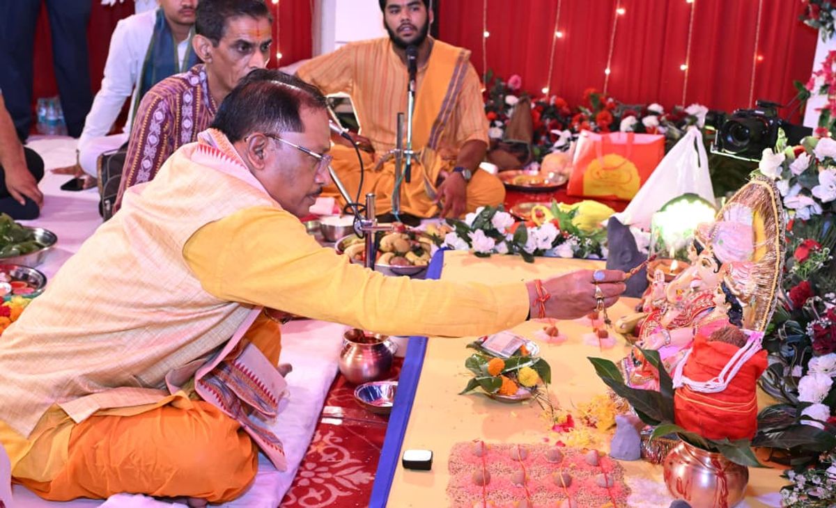 मुख्यमंत्री श्री विष्णु देव साय ने परिवारजनों के साथ विधि-विधान से की गणपति की स्थापना और पूजा-अर्चना