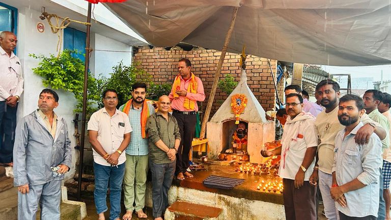संत रविदास जयंती समारोह में डॉ. शैलेन्द्र त्रिपाठी ने मंच निर्माण के लिए ₹1 लाख देने की घोषणा