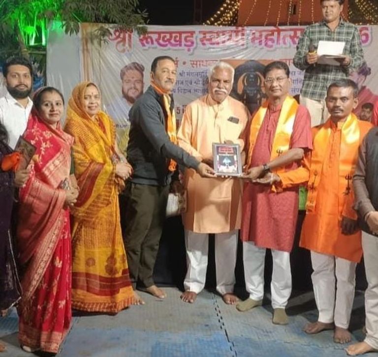 खैरागढ़. आस्था, संस्कृति और परंपरा का संगम: श्री रुख्खड़ स्वामी महोत्सव में गंगा आरती आयोजकों का हुआ सम्मान