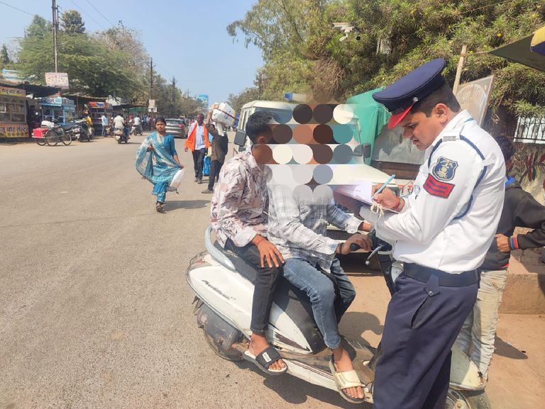 खैरागढ़. सख्ती के साथ समझाइश: नाबालिग वाहन चालकों पर बड़ी कार्रवाई, 21 प्रकरणों में ₹28,100 का जुर्माना