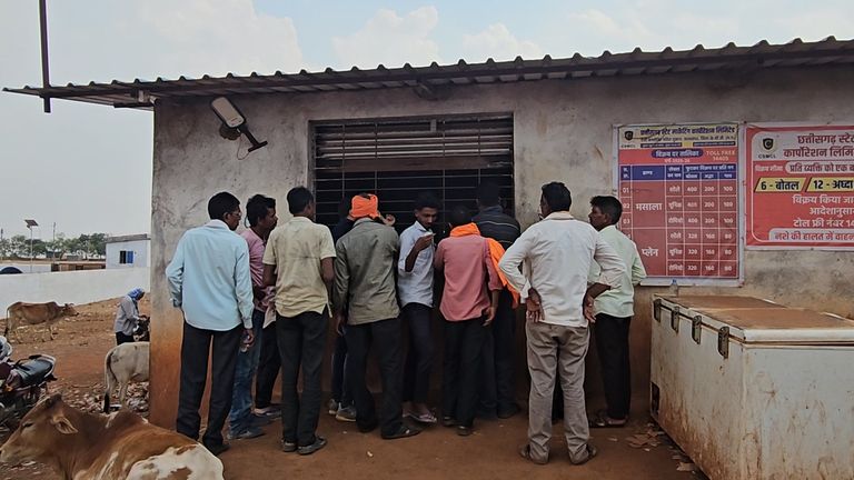 खैरागढ़. शराब दुकान में खुलेआम गुंडागर्दी: भुगतान के बाद भी ग्राहक से छीनी शराब, मारपीट का आरोप