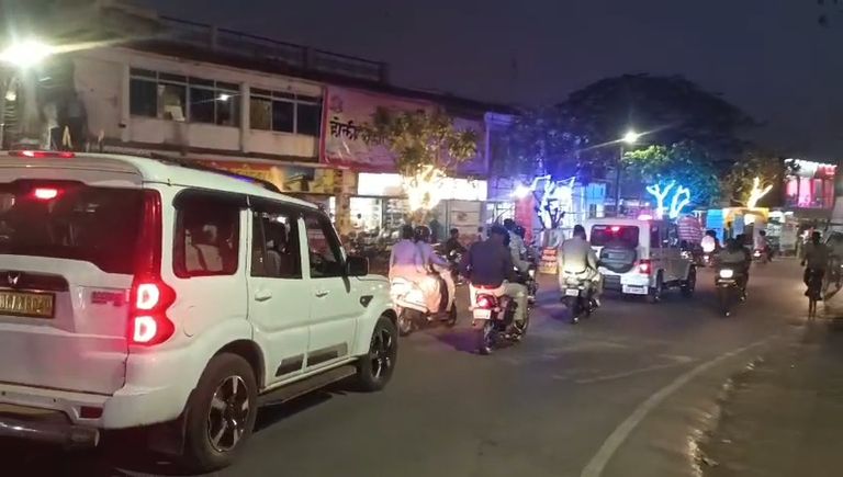 खैरागढ़. होली पर हुड़दंगियों की खैर नहीं: केसीजी पुलिस ने निकाला फ्लैग मार्च, चप्पे-चप्पे पर रहेगी पैनी नजर