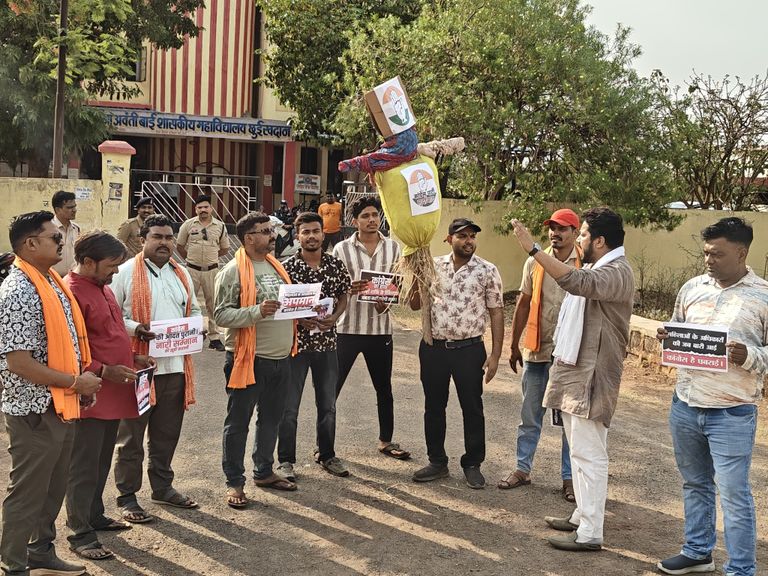 छुईखदान. महिला आरक्षण के मुद्दे पर सियासत तेज, कांग्रेस के खिलाफ भाजयुमो का पुतला दहन