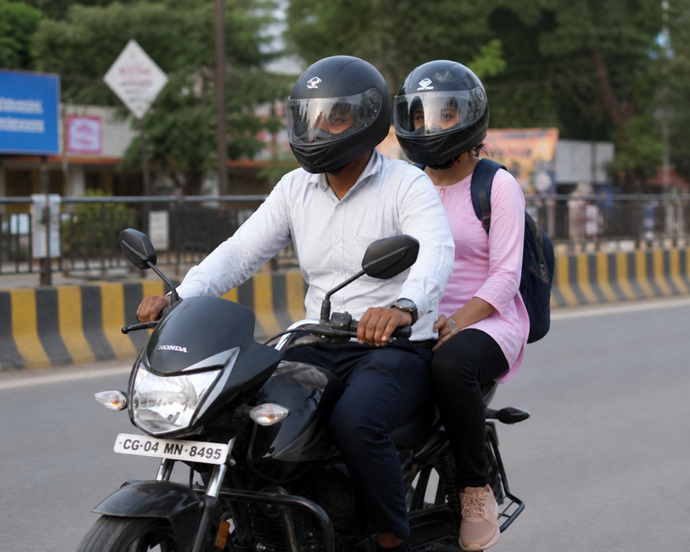 अब बाइक में पीछे बैठने वाले के लिए भी हेलमेट जरूरी: छत्तीसगढ़ में सड़क सुरक्षा को लेकर सख्त फैसला