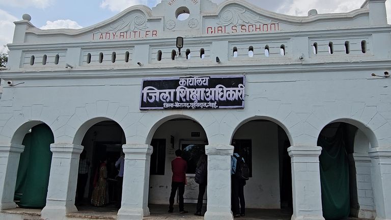 खैरागढ़. स्कूल खुले, लेकिन पहले ही दिन खुल गई व्यवस्थाओं की पोल: वनांचल के कई स्कूलों में प्रार्थना गायब, शिक्षक देर से पहुंचे, बच्चे देखते रहे वीडियो