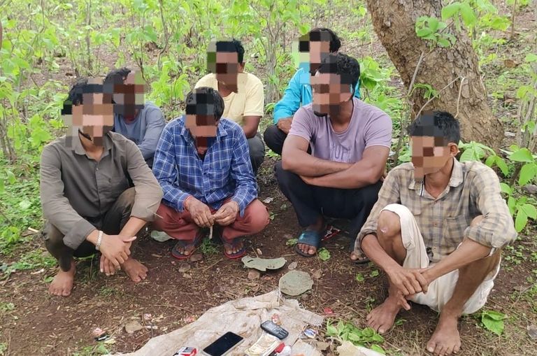 खैरागढ़. खुडमुड़ी के जंगल में सज रही थी जुए की महफिल, पुलिस ने सात जुआरियों को पकड़ा: ₹4,580 नगद और 52 पत्ती ताश जब्त