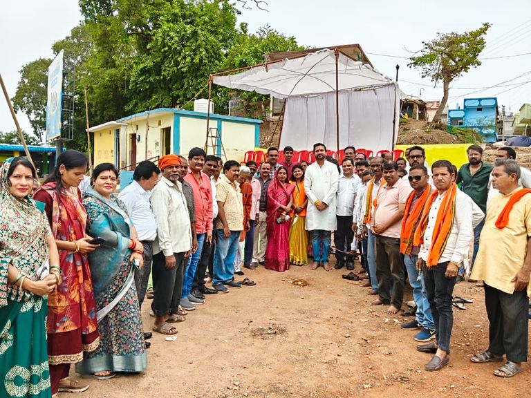 खैरागढ़. 30 लाख की सीसी रोड से बदलेगी ईतवारी बाजार की तस्वीर, भूमिपूजन के साथ निर्माण कार्य का शुभारंभ
