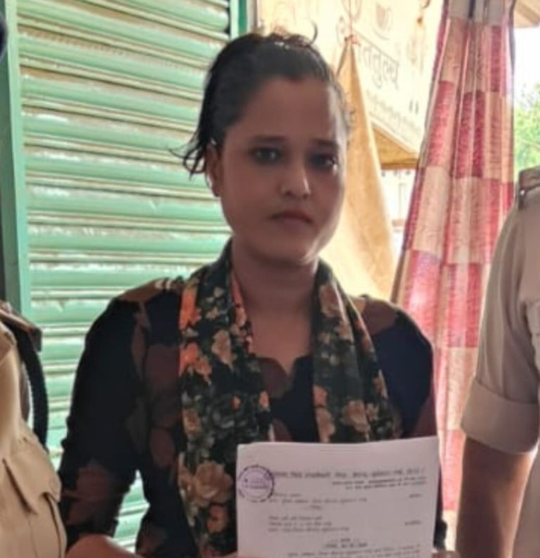 खैरागढ़. 12 आपराधिक और 7 प्रतिबंधात्मक मामलों के बाद महिला बदमाश पर बड़ी कार्रवाई, शिखा शर्मा एक साल के लिए जिला बदर