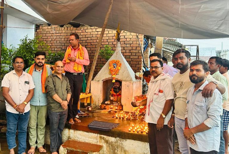 खैरागढ़. 650वीं जयंती पर संत रविदास को 650 दीपों से नमन, शैलेन्द्र त्रिपाठी ने ग्रामीणों की मांग पर मंच निर्माण के लिए की ₹1 लाख की घोषणा