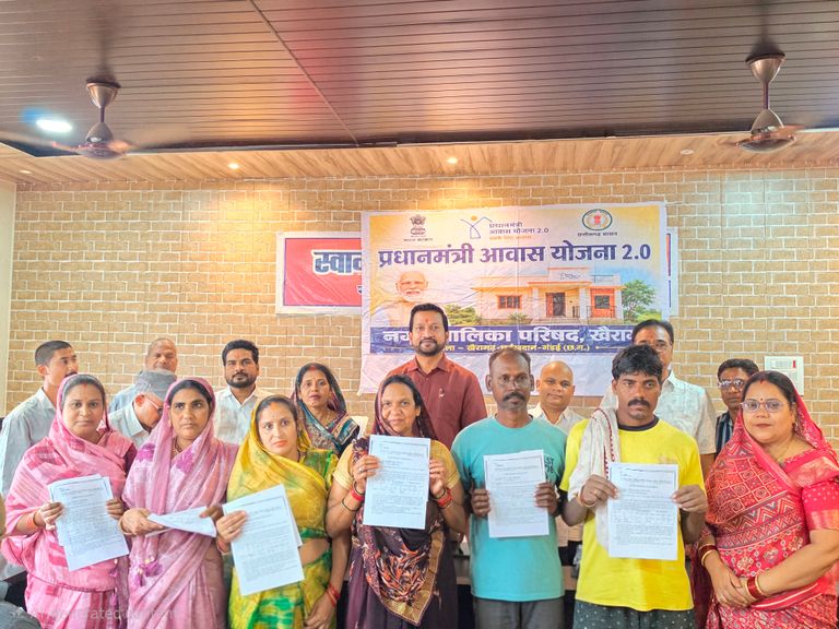 खैरागढ़. नगर पालिका में आयोजित कार्यक्रम में विक्रांत सिंह ने 43 हितग्राहियों को सौंपी प्रधानमंत्री आवास योजना की एनओसी, बोले— हर गरीब का पक्का घर सरकार का संकल्प
