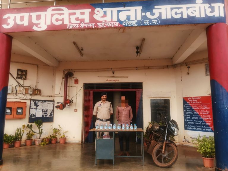 खैरागढ़. केसीजी पुलिस का अवैध शराब तस्करों पर शिकंजा, दो कार्रवाई में 10.620 लीटर शराब और दो बाइक जब्त; दो आरोपी भेजे गए जेल