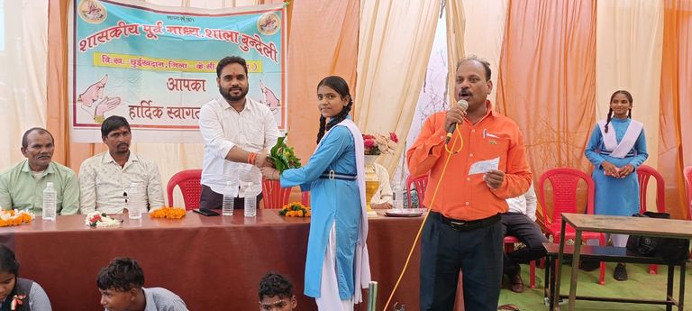 खैरागढ़. बुंदेली में शान से लहराया तिरंगा, सरपंच दिवाकर सोनी ने कहा—गांव के सर्वांगीण विकास के लिए हरसंभव प्रयास करूंगा