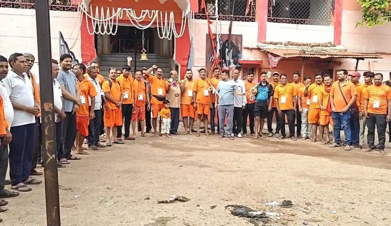 19 वर्षों की आस्था का विराट सफर: छुईखदान से 80 कांवड़िए बाबा बैद्यनाथ धाम रवाना, 'हर-हर महादेव' के जयघोष से गूंजा नगर