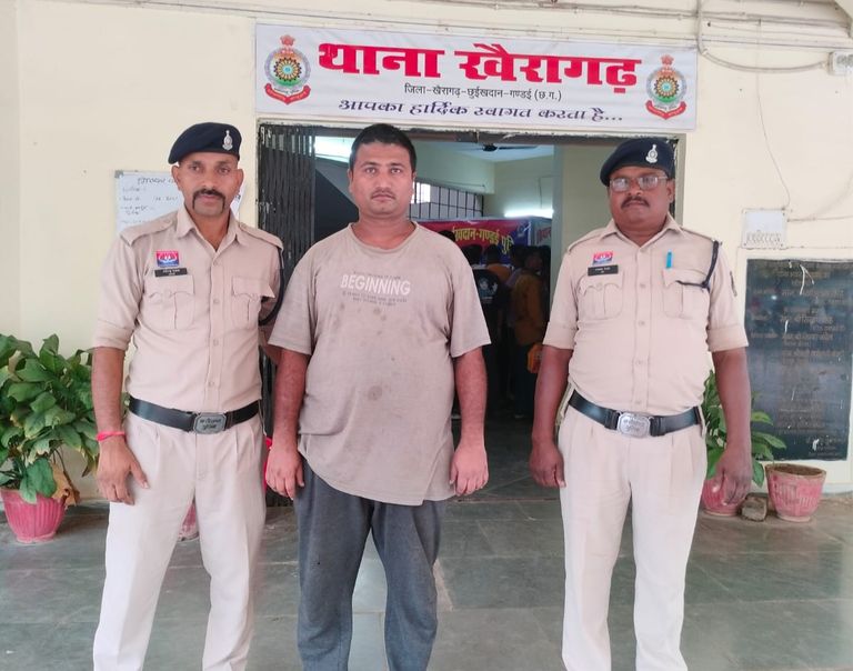 खैरागढ़. पीले त्रिपाल की आड़ में हो रहा था गौवंश का अवैध परिवहन, पुलिस ने 4 भैंसों समेत पिकअप पकड़ा