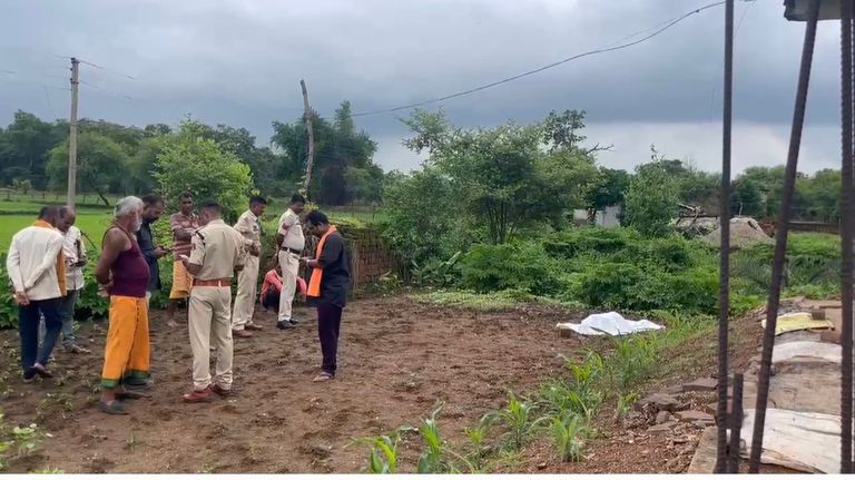 आधी रात घर में घुसा कातिल, सोते बुजुर्ग दंपती को उतारा मौत के घाट; क्षेत्र में दहशत