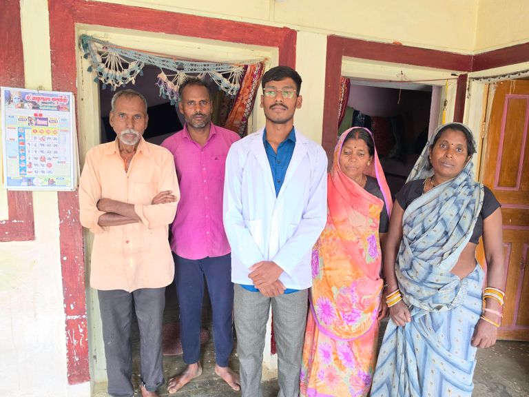 खैरागढ़. दो बार असफल हुआ, फिर भी नहीं मानी हार; तीसरे प्रयास में डॉक्टर बनने की राह पर दुर्गेश