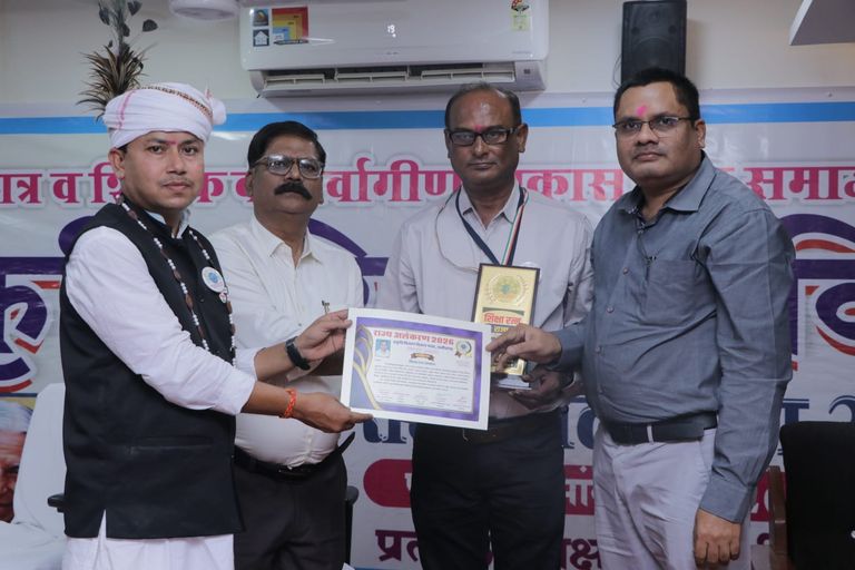 खैरागढ़. नवाचार से बदली पढ़ाई की तस्वीर, झिरिया के प्रधान पाठक रूपेश देशमुख को मिला शिक्षा रत्न सम्मान