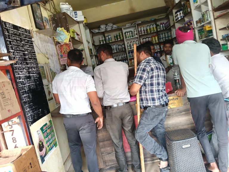 खैरागढ़. बिना स्रोत प्रमाण-पत्र के कीटनाशक बेच रहे थे कृषि केंद्र, विभाग ने दो प्रतिष्ठानों को किया सील