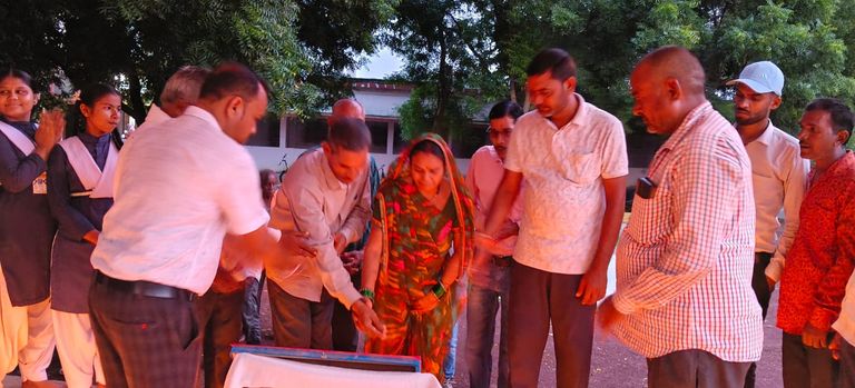 खैरागढ़. शास. हाई स्कूल मदराकुही में दीप प्रज्ज्वलित कर मनाया प्रधानमंत्री मोदी का जन्मदिवस