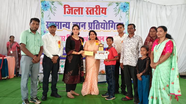 खैरागढ़. प्रतियोगिता के मंच पर प्रतिभा का सम्मान, सातवीं सामान्य ज्ञान प्रतियोगिता का पुरस्कार वितरण संपन्न
