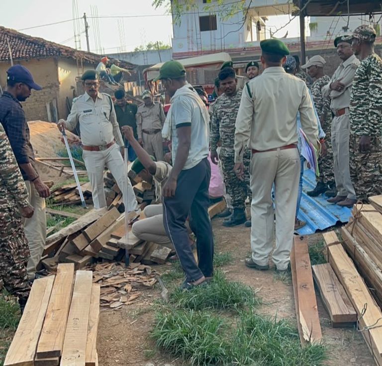 खैरागढ़. जंगल से सागौन कटाई का आरोप, सरपंच के घर से 95 हजार का चिरान जब्त