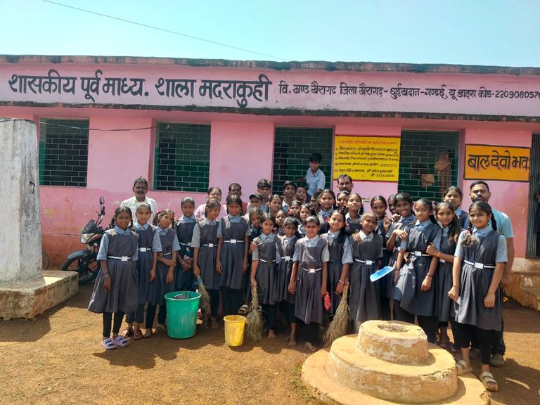 खैरागढ़. गांधी जयंती पर मंदराकुही स्कूल में चला स्वच्छता अभियान, विद्यार्थियों ने लिया स्वच्छता का संकल्प