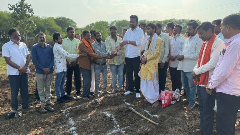 खैरागढ़. चिंगली में वर्षों पुरानी मांग पूरी होने की ओर, विक्रांत सिंह ने मुक्तिधाम निर्माण कार्य का किया भूमिपूजन