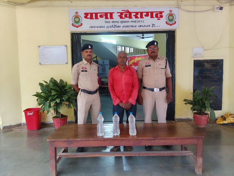 खैरागढ़. देवरी में अवैध महुआ शराब बेचते पकड़ा गया कोचिया, 3 लीटर शराब और बिक्री रकम जब्त