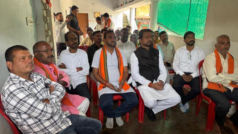 छुईखदान. मुरई में विक्रांत सिंह ने कार्यकर्ताओं और ग्रामीणों के साथ सुनी पीएम मोदी की ‘मन की बात’