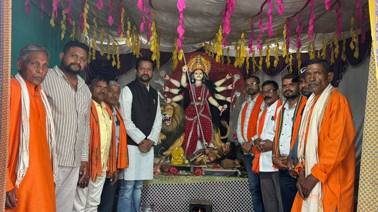 खैरागढ़. वनांचल ग्राम गहिराटोला में माता रानी के दरबार पहुंचे विक्रांत सिंह, ग्रामीणों से जाना विकास का हाल