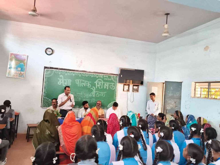 खैरागढ़. अमलीपारा हाई स्कूल में खुली परीक्षा परिणाम की तस्वीर, 53 फीसदी रिजल्ट पर पालकों से बच्चों की पढ़ाई सुधारने की अपील