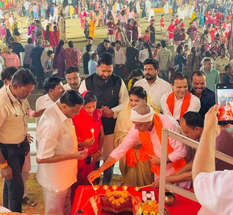 खैरागढ़ में गरबे का जुनून चरम पर, दूसरे दिन 2200 प्रतिभागियों ने थिरककर बांधा समां