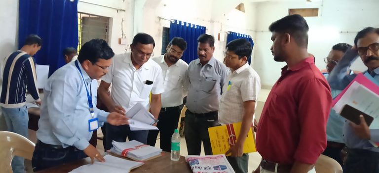 खैरागढ़. नगरीय निकाय चुनाव की तैयारियों का जायजा लेने पहुंचे प्रेक्षक, पांच मतदान केंद्रों का किया निरीक्षण